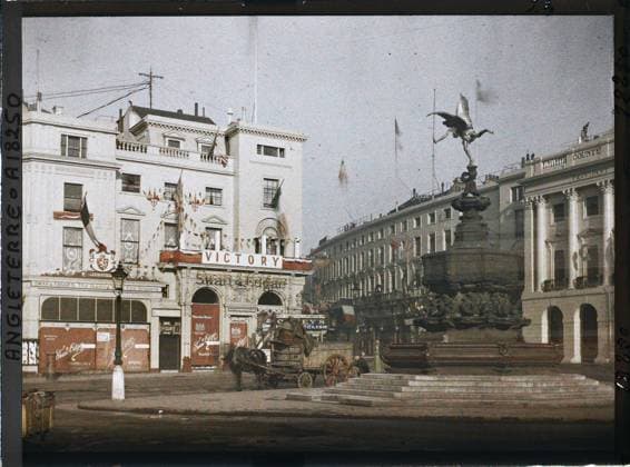 RECORD DATE NOT STATED Londes, AngleterRech Fontaine the L ange the La Chancutr Chienens The Alfred Gilred Gilbert Senbadilly Circusy Circus , 1919 - England - Fernand Cuville - (July 18-23) (French - ï»¿Londres , Angleterre Fontaine de l Ange de la charitÃ chrÃ tienne d Alfred Gilbert sur Picadilly Circus). Animal transport, floor lamp , reverber, sculpture, commercial registration, street , neighborhood, fountain, flag, Transport , Art , Inscription , information , Habitat , Architecture, Angleterre, Londes, Picadilly Circus Copyright: xpiemagsx AKahnlpie020223-3186 !ACHTUNG AUFNAHMEDATUM GESCHÄTZT!