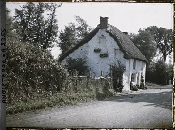 RECORD DATE NOT STATED Cornwall, England a house by the road , 1913 - England - Auguste LÃ on - (August 28 - September 3) (French - ï»¿Cornouailles , Angleterre Une maison au bord de la route). Road, shipwrecked image, rural architecture, home, Habitat , Architecture, England Copyright: xpiemagsx AKahnlpie020223-3312 !ACHTUNG AUFNAHMEDATUM GESCHÄTZT!