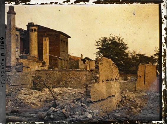 RECORD DATE NOT STATED Constantinople (current Istanbul), Turkey neighborhood, some buildings of which have been damaged by a fire , 1912 - Turkey - StÃ phane Passet - (September) (French - ï»¿Constantinople ( actuelle Istanbul ) , Turquie Quartier dont certains bÃ¢timents ont Ã tÃ endommagÃ s par un incendie). Fire, street , neighborhood, Habitat , Architecture, Turkey, Stamboul, burnting area Copyright: xpiemagsx AKahnlpie020223-5013 !ACHTUNG AUFNAHMEDATUM GESCHÄTZT!