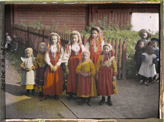 RECORD DATE NOT STATED Winf, Sweden group of young girls in traditional outfits , 1910 - Voyage of Albert Kahn and Auguste LÃ on in Scandinavia - (August 9 - September 14) (French - ï»¿Gagnef , Suede Groupe de jeunes filles en tenues traditionnelles). Costume, child, rural life, group portrait, hairstyle , headgear, Clothing, human beings, daily life, From Leksand to Sala Copyright: xpiemagsx AKahnlpie020223-5213 !ACHTUNG AUFNAHMEDATUM GESCHÄTZT!