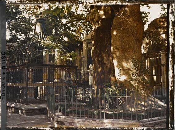RECORD DATE NOT STATED Constantinople (current Istanbul), Turkey falls into the cemetery of the Eyüp Sultan Camii ( Grande Mosque of Eyüp ) , 1912 - Turkey - StÃ phane Passet - (September) (French - ï»¿Constantinople ( actuelle Istanbul ) , Turquie Tombeaux dans le cimetiere de l Eyüp Sultan Camii ( Â«Grande MosquÃ e d EyüpÂ» )). Tomb, cemetery, funeral architecture, Islam, remarkable tree, mosque, Habitat , Architecture , Religion, Turkey, Eyoub, tombs of the mosque courtyard Copyright: xpiemagsx AKahnlpie020223-5038 !ACHTUNG AUFNAHMEDATUM GESCHÄTZT!