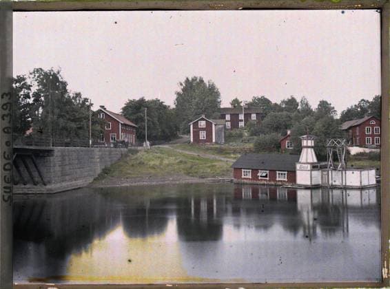 RECORD DATE NOT STATED Stora Tuna, between Falun and Säter, Sweden seen from a bank near a bridge , 1910 - Voyage of Albert Kahn and Auguste LÃ on in Scandinavia - (August 9 - September 14) (French - ï»¿Stora Tuna , entre Falun et Säter , Suede Vue d une berge pres d un pont). Woman, civil engineering, river, housing, hydrography, baths, hammam, bridge, Human beings, housing , architecture, nature , environment, Route de Falun to Loeter, Bains Copyright: xpiemagsx AKahnlpie020223-5162 !ACHTUNG AUFNAHMEDATUM GESCHÄTZT!