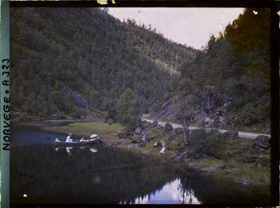 RECORD DATE NOT STATED Opheim, Norway three women in a boat on a lake, between Stalheim and Opheim , 1910 - Voyage of Albert Kahn and Auguste LÃ on in Scandinavia - (August 9 - September 14) (French - ï»¿Opheim , Norvege Trois femmes dans une barque sur un lac , entre Stalheim et Opheim). Woman, Mont , Mountain, Road, Forest , Wood, Ruts, Boat, Hydrography, Fluvial Transport , Lacustre, Human beings, nature , environment, transport, Upheim Copyright: xpiemagsx AKahnlpie020223-15865 !ACHTUNG AUFNAHMEDATUM GESCHÄTZT!