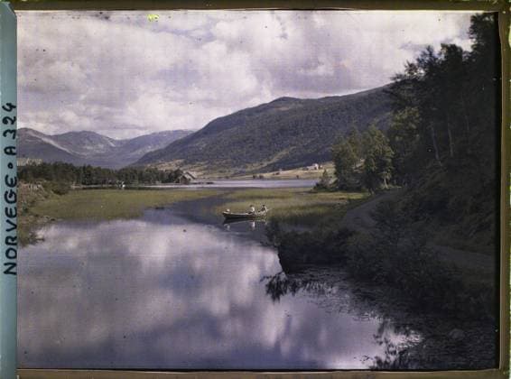 RECORD DATE NOT STATED Opheim, Norway three women in a boat on a lake, between Stalheim and Opheim , 1910 - Voyage of Albert Kahn and Auguste LÃ on in Scandinavia - (August 9 - September 14) (French - ï»¿Opheim , Norvege Trois femmes dans une barque sur un lac , entre Stalheim et Opheim). Landscape, valley, forest , wood, exists in high definition, watercourse, boat, hydrography, river transport , lake, Nature , Environment, HD, transport, Upheim Copyright: xpiemagsx AKahnlpie020223-15868 !ACHTUNG AUFNAHMEDATUM GESCHÄTZT!