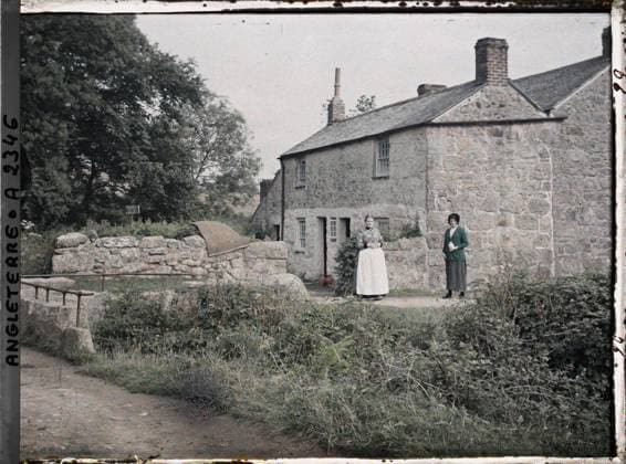 RECORD DATE NOT STATED Cornwall, England two young women in front of a house , 1913 - England - Auguste LÃ on - (August 28 - September 3) (French - ï»¿Cornouailles , Angleterre deux jeunes femmes devant une maison). Woman, costume, small job, exists in high definition, shipwrecked image, rural life, rural architecture, housing, Human beings, clothing, economic activity, HD, daily life, habitat , architecture, England Copyright: xpiemagsx AKahnlpie020223-3301 !ACHTUNG AUFNAHMEDATUM GESCHÄTZT!