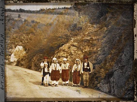 RECORD DATE NOT STATED Jajce, Bosnia and Herzegovina Group of women and men on the Pliva road , 1912 - Balkans, Italy - Jean Brunhes and Auguste LÃ on - (October 13 - 27) (French - ï»¿Jajce , Bosnie-HerzÃ govine Groupe de femmes et d hommes sur la route de la Pliva). Woman, costume, road, group portrait, hairstyle , headgear, man, Human beings, clothing, Bosnia, Jajce, group of women and men on the road to La Pliva Copyright: xpiemagsx AKahnlpie020223-6290 !ACHTUNG AUFNAHMEDATUM GESCHÄTZT!