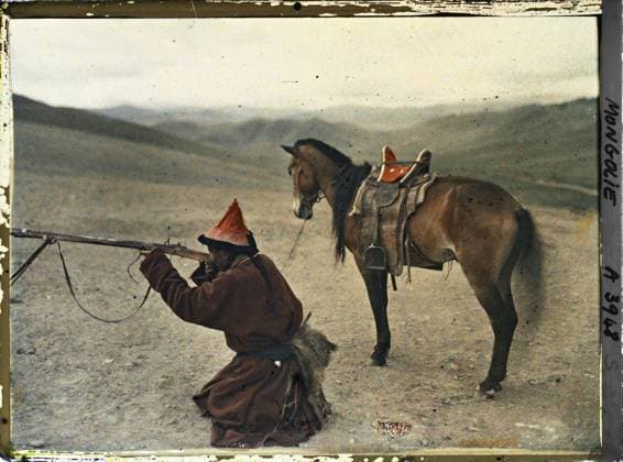 RECORD DATE NOT STATED Around Ourga, Mongolia Mongoli Hunter descended from horse demonstrating the handling of the stone rifle , 1913 - Mongolia - StÃ phane Passet - (July 6-25) (French - ï»¿Aux environs d Ourga , Mongolie Chasseur mongol descendu de cheval faisant une dÃ monstration du maniement du fusil Ã pierre). Animal transport, horse, real animal, costume, exists in high definition, equidated, weapon, man, Transport, animal, clothing, HD, human beings, Mongolia, Mongoli Hunter with rifle to Pierre Copyright: xpiemagsx AKahnlpie020223-1558 !ACHTUNG AUFNAHMEDATUM GESCHÄTZT!