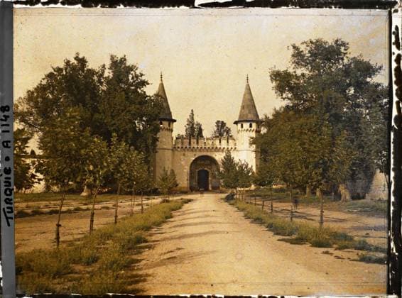 RECORD DATE NOT STATED Constantinople (current Istanbul), Turkey Bab-Us-Selam ( Salvation door ) or Ortakapi ( Middle door ) of the Topkapi-Sarayi ( Palais de la Carrier du-Canon ) , 1912 - Turkey - StÃ phane Passet - (September) (French - ï»¿Constantinople ( actuelle Istanbul ) , Turquie Bab-us-Selam ( Â« Porte du Salut Â» ) ou Ortakapi ( Â« Porte du Milieu Â» ) du Topkapi-Sarayi ( Â« Palais de la Porte-du-Canon Â» )). Western type architecture, door, palace , castle, vegetation , botany, Habitat , architecture, nature , environment, Turkey, Constantinople, entrance to the Sultan s palace Copyright: xpiemagsx AKahnlpie020223-4974 !ACHTUNG AUFNAHMEDATUM GESCHÄTZT!