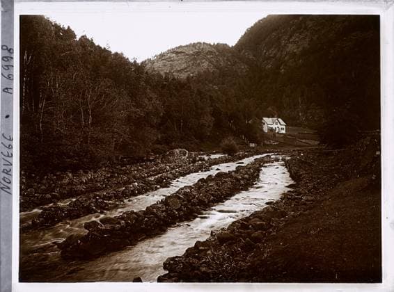 RECORD DATE NOT STATED EIDE, Norway Salmon fishing device , 1910 - Voyage of Albert Kahn and Auguste LÃ on in Scandinavia - (August 9 - September 14) (French - ï»¿Eide , Norvege Dispositif pour la pÃªche au saumon). Landscape, Mont , Mountain, Forest , Wood, Ruting, Fishing , Sea Trades, Hydrography, Nature , environment, economic activity, Norway, eide, salmon fishing device Copyright: xpiemagsx AKahnlpie020223-972 !ACHTUNG AUFNAHMEDATUM GESCHÄTZT!