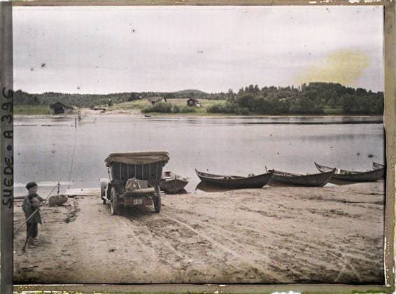 RECORD DATE NOT STATED Borlange, Balsta, Sweden Passage du Bac , 1910 - Voyage of Albert Kahn and Auguste LÃ on in Scandinavia - (August 9 - September 14) (French - ï»¿Borlange , Balsta , Suede Passage du bac). Landscape, car transport, car, river, child, boat, home, hydrography, maritime transport, pier, hairstyle , headgear, Nature , Environment, Transport, Human Starries, Habitat , Architecture, Falun road to Loeter Copyright: xpiemagsx AKahnlpie020223-5160 !ACHTUNG AUFNAHMEDATUM GESCHÄTZT!