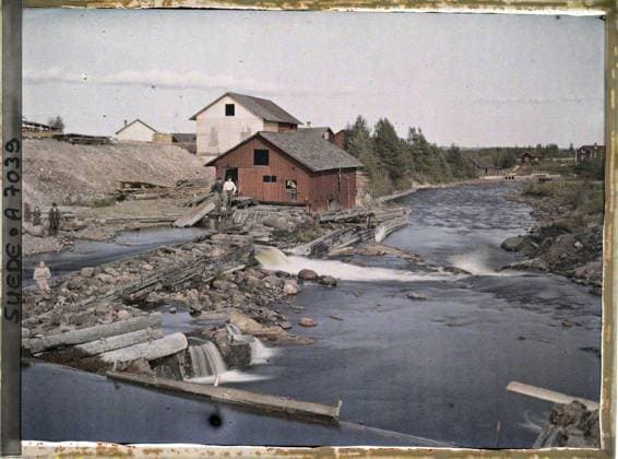 RECORD DATE NOT STATED Ryssa, between Mora and Leksand, Sweden a hydraulic sawmill on the edge of the Ryssan from the village bridge in the village , 1910 - Voyage of Albert Kahn and Auguste LÃ on in Scandinavia - (August 9 - September 14) (French - ï»¿Ryssa , entre Mora et Leksand , Suede Une scierie hydraulique au bord du Ryssan depuis le pont de pierre du village). Landscape, civil engineering, river, child, rural life, housing, hydrography, hydraulic installation, ecluse, industry, bridge, man, Nature , Environment, Habitat , Architecture, Human Starries, Daily Life, Economic Activity, Mora road in Leksand Copyright: xpiemagsx AKahnlpie020223-5269 !ACHTUNG AUFNAHMEDATUM GESCHÄTZT!