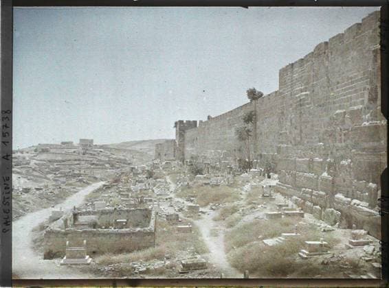 RECORD DATE NOT STATED Jerusalem, Palestine seen from the Muslim cemetery at the foot of the eastern rampart , 1918 - Near East, Egypt, Palestine, Cyprus - Paul Castelnau (photographic section of the armies) - (January 9 -October 6) (French - ï»¿JÃ rusalem , Palestine Vue du cimetiere musulman au pied du rempart oriental). Tomb, cemetery, funeral architecture, Islam, fortified architecture, door, rampart, Habitat , Architecture , Religion, Palestine, Jerusalem, rampart is. Muslim cemetery Copyright: xpiemagsx AKahnlpie020223-308 !ACHTUNG AUFNAHMEDATUM GESCHÄTZT!