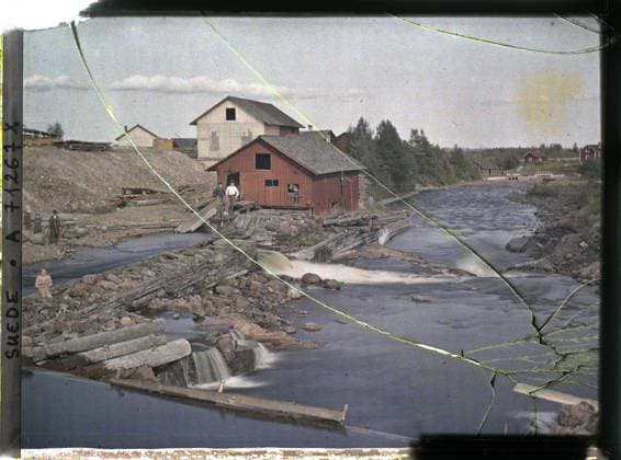 RECORD DATE NOT STATED Ryssa, between Mora and Leksand, Sweden a hydraulic sawmill on the edge of the Ryssan from the village bridge in the village , 1910 - Voyage of Albert Kahn and Auguste LÃ on in Scandinavia - (August 9 - September 14) (French - ï»¿Ryssa , entre Mora et Leksand , Suede Une scierie hydraulique au bord du Ryssan depuis le pont de pierre du village). Landscape, civil engineering, river, child, rural life, housing, hydrography, hydraulic installation, ecluse, industry, bridge, man, Nature , Environment, Habitat , Architecture, Human Starries, Daily Life, Economic Activity Copyright: xpiemagsx AKahnlpie020223-5279 !ACHTUNG AUFNAHMEDATUM GESCHÄTZT!