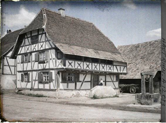 RECORD DATE NOT STATED Ballersdorf , Alsace , France Ballersdorf , 1917 - Alsace - Paul Castelnau (photographic section of the armies) - (June) (French - ï»¿Ballersdorf , Alsace , France Ballersdorf). Woman, wells, rural life, home, agricultural equipment, front, half -timbered, Human beings, daily life, housing , architecture, First World War, Ballersdorf, Ballersdorf Copyright: xpiemagsx AKahnlpie020223-13466 !ACHTUNG AUFNAHMEDATUM GESCHÄTZT!