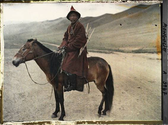 RECORD DATE NOT STATED Around Ourga, Mongolia a Mongolian hunter on horseback and armed with a stone rifle , 1913 - Mongolia - StÃ phane Passet - (July 6-25) (French - ï»¿Aux environs d Ourga , Mongolie Un chasseur mongol Ã cheval et armÃ d™un fusil Ã pierre). Animal transport, horse, rider, real animal, costume, exists in high definition, portrait, equidated, weapon, man, Transport, animal, clothing, HD, human beings, Mongolia, Mongolian armed with an old stone rifle that he carries behind his back Copyright: xpiemagsx AKahnlpie020223-1557 !ACHTUNG AUFNAHMEDATUM GESCHÄTZT!