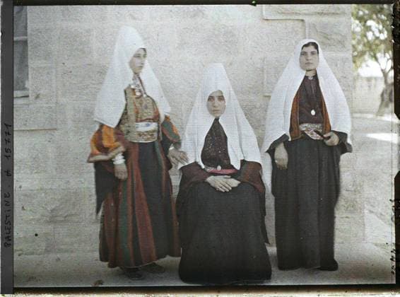RECORD DATE NOT STATED Bethlehem, Palestine Christian Bethlemitaine carrying the ChatwÃ , 1918 - Near East, Egypt, Palestine, Cyprus - Paul Castelnau (photographic section of the armies) - (January 9 -October 6) (French - ï»¿BethlÃ em , Palestine BethlÃ emitaines chrÃ tiennes portant le chatwÃ ). Woman, religious habit, ethnic minority, Christianity, group portrait, accessory, jewelry, hairstyle , headgear, Human beings, clothing, society, religion, Palestine, Bethlem, Catholic Bethlemitaine Copyright: xpiemagsx AKahnlpie020223-326 !ACHTUNG AUFNAHMEDATUM GESCHÄTZT!