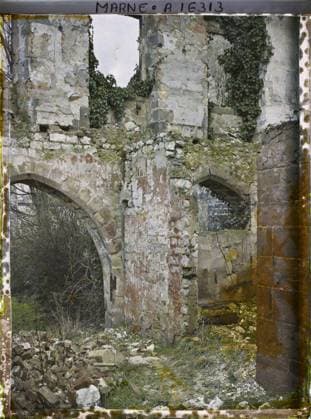RECORD DATE NOT STATED Reims , Marne , Champagne , France , 1919 - Devastated regions, Marne, Aisne - Paul Castelnau - (February -March) (French - ï»¿Reims , Marne , Champagne , France). Home, ruins, bombing, arc , arcade , arceau, rubble, post-war period, Habitat , Architecture, First World War, France, Reims, Colbert houses Copyright: xpiemagsx AKahnlpie020223-19402 !ACHTUNG AUFNAHMEDATUM GESCHÄTZT!