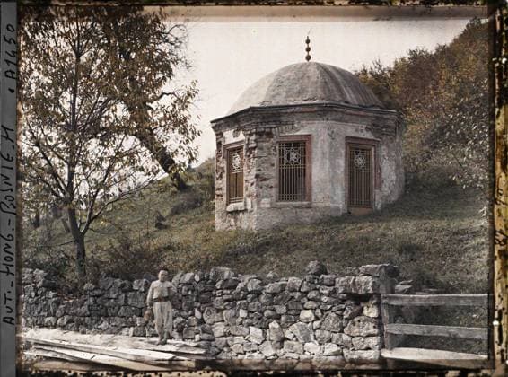 RECORD DATE NOT STATED Jezero, Bosnia and Herzegovina on the return, the cemetery mosque with the kid to the multicolored belt , 1912 - Balkans, Italy - Jean Brunhes and Auguste LÃ on - (October 13 - 27) (French - ï»¿Jezero , Bosnie-HerzÃ govine Au retour , la mosquÃ e du cimetiere avec le gosse Ã la ceinture multicolore). Cemetery, funeral architecture, Islam, child, dome , dome, mosque, religious architecture, Habitat , architecture, religion, human beings, Bosnia, Jezero, on return the cemetery mosque with the kid the multicolored belt Copyright: xpiemagsx AKahnlpie020223-6294 !ACHTUNG AUFNAHMEDATUM GESCHÄTZT!