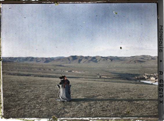 RECORD DATE NOT STATED Ourga, Mongolia A khalkha woman, sitting by back, contemplates the mountain north of Ourga , 1913 - Mongolia - StÃ phane Passet - (July 6-25) (French - ï»¿Ourga , Mongolie Une femme khalkha , assise de dos , contemple la montagne situÃ e au nord d Ourga). Landscape, woman, Mont , Mountain, costume, exists in high definition, hairstyle , headgear, Nature , Environment, human beings, clothing, HD Copyright: xpiemagsx AKahnlpie020223-1657 !ACHTUNG AUFNAHMEDATUM GESCHÄTZT!