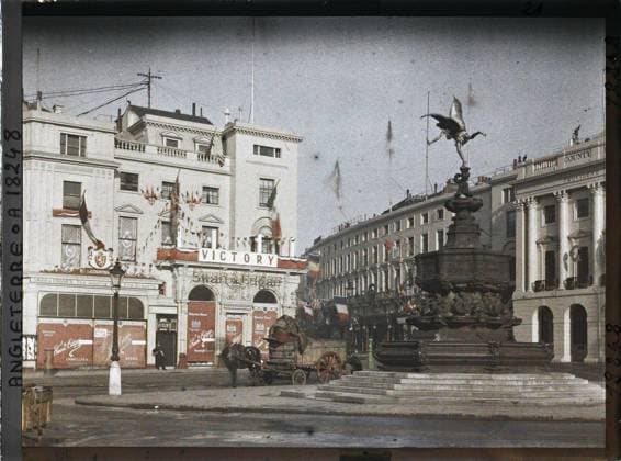 RECORD DATE NOT STATED Londes, AngleterRech Fontaine the L ange the La Chancutr Chienens The Alfred Gilred Gilbert Senbadilly Circusy Circus , 1919 - England - Fernand Cuville - (July 18-23) (French - ï»¿Londres , Angleterre Fontaine de l Ange de la charitÃ chrÃ tienne d Alfred Gilbert sur Picadilly Circus). Animal transport, floor lamp , reverber, sculpture, commercial registration, street , neighborhood, fountain, flag, Transport , Art , Inscription , information , Habitat , Architecture, Angleterre, Londes, Picadilly Circus Copyright: xpiemagsx AKahnlpie020223-3184 !ACHTUNG AUFNAHMEDATUM GESCHÄTZT!
