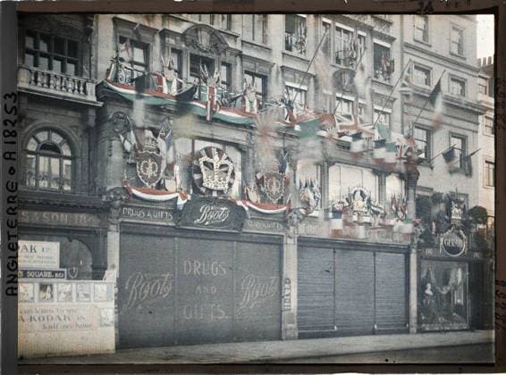 RECORD DATE NOT STATED London, England A store on Regent Street , 1919 - England - Fernand Cuville - (July 18-23) (French - ï»¿Londres , Angleterre Une boutique sur Regent street). Boutique , store, advertising, commercial architecture, commercial registration, architectural registration, poster, commemoration, street , neighborhood, flag, Economic activity, housing , architecture, registration , information, First World War, England, London, a Regent String store. Copyright: xpiemagsx AKahnlpie020223-3189 !ACHTUNG AUFNAHMEDATUM GESCHÄTZT!