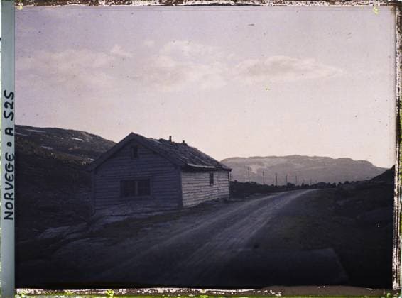 RECORD DATE NOT STATED Roldal, Norway wooden house by the roadside , 1910 - Voyage of Albert Kahn and Auguste LÃ on in Scandinavia - (August 9 - September 14) (French - ï»¿Roldal , Norvege Maison de bois au bord de la route). Landscape, mont , mountain, road, hut, sunsets, rural architecture, Nature , Environment, Habitat , Architecture, The carousing Ã Breekfrond effects you soir Copyright: xpiemagsx AKahnlpie020223-15510 !ACHTUNG AUFNAHMEDATUM GESCHÄTZT!
