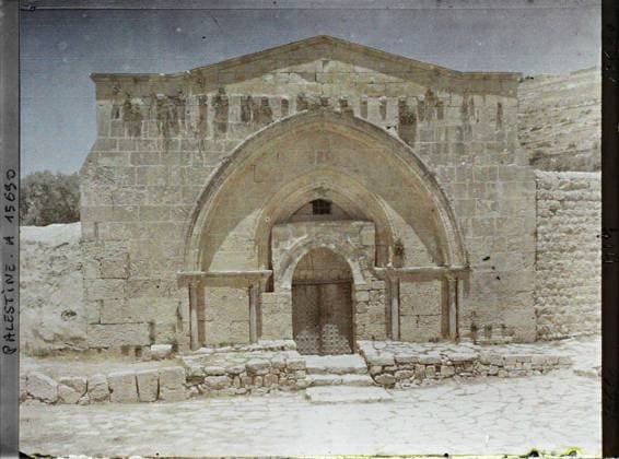 RECORD DATE NOT STATED Is from Jerusalem, Palestine entrance to the Virgin s tomb , 1918 - Near East, Egypt, Palestine, Cyprus - Paul Castelnau (photographic section of the armies) - (January 9 -October 6) (French - ï»¿Est de JÃ rusalem , Palestine EntrÃ e du tombeau de la Vierge). Tomb, Christianity, archaeological vestige, exists in high definition, door, arc , arcade , arceau, antiquity, religious architecture, Religion , Habitat , Architecture , HD , Art, Palestine, Jerusalem, tomb of the Virgin Copyright: xpiemagsx AKahnlpie020223-278 !ACHTUNG AUFNAHMEDATUM GESCHÄTZT!