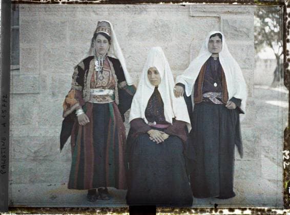 RECORD DATE NOT STATED Bethlem, Palestine Christian Bethlemitaine , 1918 - Near East, Egypt, Palestine, Cyprus - Paul Castelnau (photographic section of the armies) - (January 9 -October 6) (French - ï»¿BethlÃ em , Palestine BethlÃ emitaines chrÃ tiennes). Woman, costume, Christianity, exists in high definition, group portrait, accessory, jewelry, belt, hairstyle , headgear, Human beings, clothing, religion, HD, Palestine, Bethlehem, Catholic Bethlemitaine wearing the ChattouÃ Copyright: xpiemagsx AKahnlpie020223-4175 !ACHTUNG AUFNAHMEDATUM GESCHÄTZT!