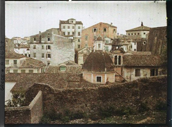 RECORD DATE NOT STATED Corfu, Greece the village seen from the ramparts of the citadel , 1913 - Balkans, Italy - Jean Brunhes and Auguste LÃ on - (September - October 23) (French - ï»¿Corfou , Grece Le village vu des remparts de la citadelle). Orthodox Church, Housing, Street , Quarter, Coupole , Dome, Religious Architecture, Habitat , Architecture, Greece, Corfu, view of the ramparts of the new fortress Copyright: xpiemagsx AKahnlpie020223-3519 !ACHTUNG AUFNAHMEDATUM GESCHÄTZT!