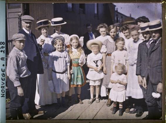 RECORD DATE NOT STATED Fagernes, Norway on the station platform, a little girl dressed in the Norwegian costume among the crowd , 1910 - Voyage of Albert Kahn and Auguste LÃ on in Scandinavia - (August 9 - September 14) (French - ï»¿Fagernes , Norvege Sur le quai de la gare , une fillette vÃªtue du costume norvÃ gien parmi la foule). Costume, child, embroidery, quay, group portrait, hairstyle , headgear, mode, rail transport, Clothing, human beings, transport, Sweden, towards Fagernoes (by railway) girl in Norwegian costume Copyright: xpiemagsx AKahnlpie020223-15822 !ACHTUNG AUFNAHMEDATUM GESCHÄTZT!
