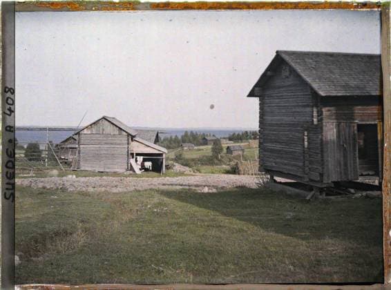RECORD DATE NOT STATED Siljansnäs, Sweden part of Gesunda, with the southern tip of Sollerön and the Siljan in the background , 1910 - Voyage of Albert Kahn and Auguste LÃ on in Scandinavia - (August 9 - September 14) (French - ï»¿Siljansnäs , Suede Une partie de Gesunda , avec la pointe sud de Sollerön et le Siljan Ã l arriere-plan). Landscape, roof, lake , pond, housing, hydrography, laundry, Nature , Environment, Habitat , Architecture, Mora road in Leksand Copyright: xpiemagsx AKahnlpie020223-5185 !ACHTUNG AUFNAHMEDATUM GESCHÄTZT!