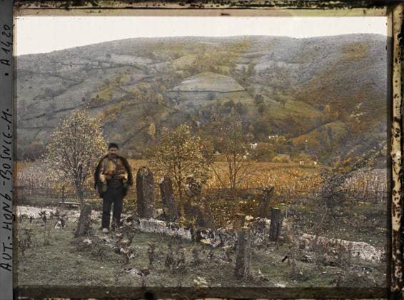 RECORD DATE NOT STATED Banja Luka, Bosnia and Herzegovina The Turkish cemetery and the man with hens , 1912 - Balkans, Italy - Jean Brunhes and Auguste LÃ on - (October 13 - 27) (French - ï»¿Banja Luka , Bosnie-HerzÃ govine Le cimetiere Turc et l homme aux poules). Landscape, cemetery, valley, funeral architecture, Islam, religious architecture, man, Nature , Environment, Habitat , Architecture, Religion, Human Starries, Bosnia, Banjaluka, the Turkish cemetery and the man with hens Copyright: xpiemagsx AKahnlpie020223-6269 !ACHTUNG AUFNAHMEDATUM GESCHÄTZT!