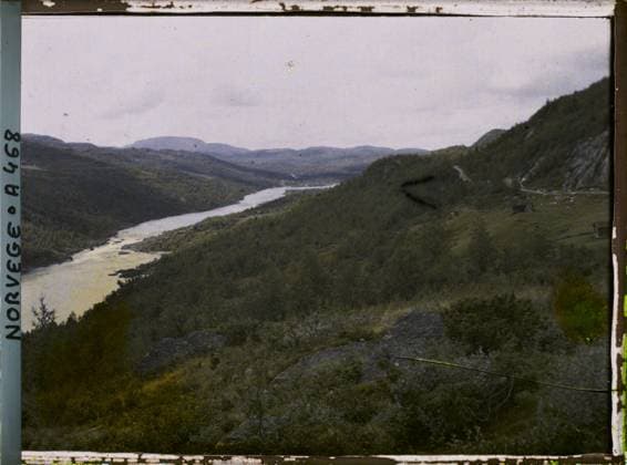RECORD DATE NOT STATED Near Rjukan, Norway Panorama around Rjukan , 1910 - Voyage of Albert Kahn and Auguste LÃ on in Scandinavia - (August 9 - September 14) (French - ï»¿Pres de Rjukan , Norvege Panorama aux environs de Rjukan). Landscape, valley, forest , wood, river, hydrography, Nature , Environment, Pres de Rjukan, Environs de Rjukan Province de Telemarken Copyright: xpiemagsx AKahnlpie020223-15976 !ACHTUNG AUFNAHMEDATUM GESCHÄTZT!