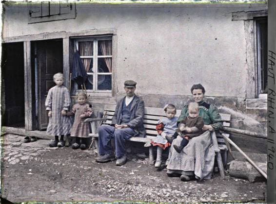 RECORD DATE NOT STATED Sewen, Haut-Rhin, Alsace, France Group , 1917 - Alsace - Paul Castelnau (photographic section of the armies) - (June) (French - ï»¿Sewen , Haut-Rhin , Alsace , France Groupe). Rural life, group portrait, home, family, front, Daily life, human beings, Habitat , Architecture, First World War, France, Sewen, group Copyright: xpiemagsx AKahnlpie020223-13478 !ACHTUNG AUFNAHMEDATUM GESCHÄTZT!