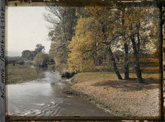 RECORD DATE NOT STATED Surroundings of Sarajevo, Bosnia and Herzegovina the same the river at the entrance of the PoljÃ de Sarajevo a little more to the right with the trees , 1912 - Balkans, Italy - Jean Brunhes and Auguste LÃ on - (October 13 - 27) (French - ï»¿Environs de Sarajevo , Bosnie-HerzÃ govine La mÃªme la riviere Ã l entrÃ e de la PoljÃ de Sarajevo un peu plus vers la droite avec les arbres). Landscape, river, hydrography, Nature , Environment, Bosnia, Sarajevo, the same a little more to the right with the trees Copyright: xpiemagsx AKahnlpie020223-6349 !ACHTUNG AUFNAHMEDATUM GESCHÄTZT!