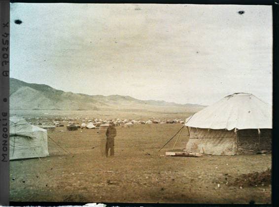 RECORD DATE NOT STATED Ourga, Mongolia A camp established west of Gandan, in the plain of Tuul , 1913 - Mongolia - StÃ phane Passet - (July 6-25) (French - ï»¿Ourga , Mongolie Un campement Ã tabli Ã l™ouest de Gandan , dans la plaine de la Tuul). Landscape, Mont , Mountain, costume, yurt, nomad, tent, camp, housing, poverty, domestic life, man, Nature , Environment, clothing, housing , architecture, society, daily life, human beings Copyright: xpiemagsx AKahnlpie020223-1703 !ACHTUNG AUFNAHMEDATUM GESCHÄTZT!