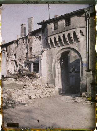 RECORD DATE NOT STATED Verdun , France , 1917 - North of France, Belgium - Paul Castelnau (photographic section of the armies) - (September 1-5) (French - ï»¿Verdun , France). Ruins, front, bombing, fortified architecture, door, rubble, street plate, First World War, Habitat , Architecture, Verdun, Chatel Porte Copyright: xpiemagsx AKahnlpie020223-21115 !ACHTUNG AUFNAHMEDATUM GESCHÄTZT!