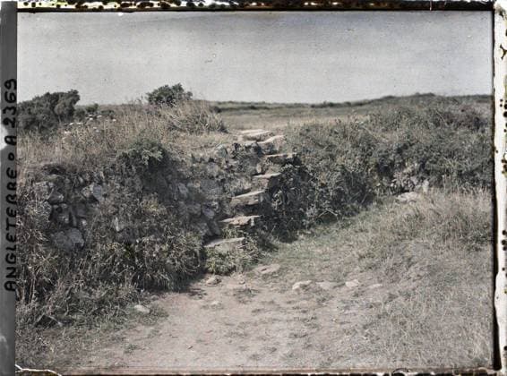 RECORD DATE NOT STATED Cornwall, England Small Stone Staircase , 1913 - England - Auguste LÃ on - (August 28 - September 3) (French - ï»¿Cornouailles , Angleterre Petit escalier de pierre). Staircase, shipwrecked image, England Copyright: xpiemagsx AKahnlpie020223-3327 !ACHTUNG AUFNAHMEDATUM GESCHÄTZT!