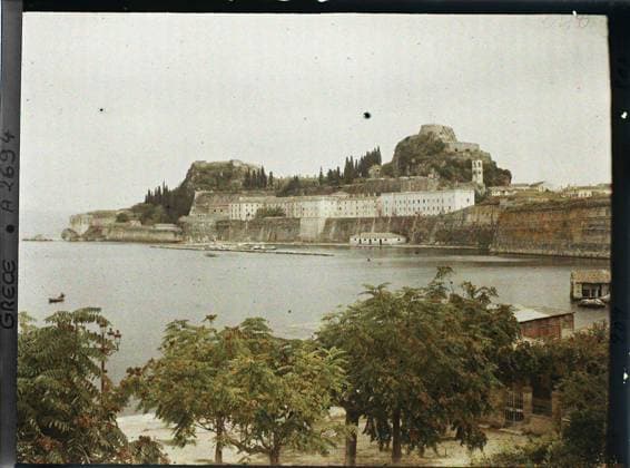 RECORD DATE NOT STATED Corfu, Greece the port and the citadel , 1913 - Balkans, Italy - Jean Brunhes and Auguste LÃ on - (September - October 23) (French - ï»¿Corfou , Grece Le port et la citadelle). Island, sea , ocean, fortified architecture, fortress, fortifications, Habitat , Architecture, Greece, Corfu, the two hills of the old fortress Copyright: xpiemagsx AKahnlpie020223-3511 !ACHTUNG AUFNAHMEDATUM GESCHÄTZT!