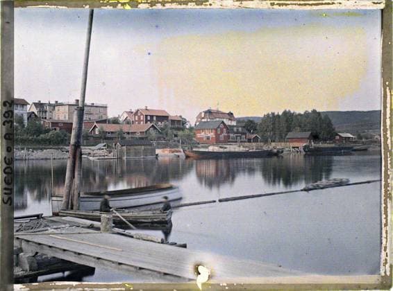 RECORD DATE NOT STATED Leksands Noret, Suede Vue du Port , 1910 - Voyage of Albert Kahn and Auguste LÃ on in Scandinavia - (August 9 - September 14) (French - ï»¿Leksands Noret , Suede Vue du port). Landscape, sea , ocean, river, public civil architecture, boat, home, hydrography, crafts, maritime transport, pier, baths , hammam, agglomeration panorama, flag, Nature , Environment, Habitat , Architecture, Economic Activity, Transport, Route de Falun to Loeter, Nyckelby Bridge Copyright: xpiemagsx AKahnlpie020223-5164 !ACHTUNG AUFNAHMEDATUM GESCHÄTZT!