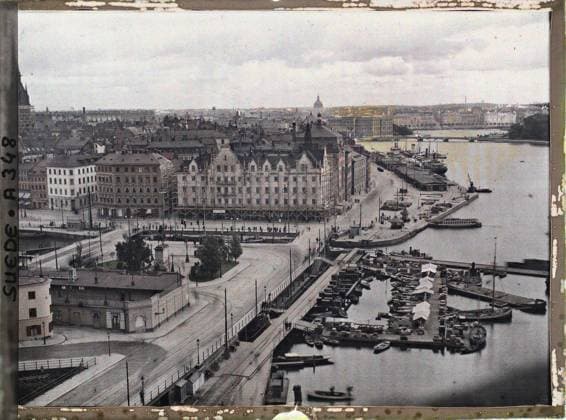 RECORD DATE NOT STATED Stockholm, Sweden seen from the Katarinahissen elevator to the Slussplanen (Pont des Ecluses) , 1910 - Voyage of Albert Kahn and Auguste LÃ on in Scandinavia - (August 9 - September 14) (French - ï»¿Stockholm , Suede Vue prise de l ascenseur Katarinahissen vers le Slussplanen ( pont des Ecluses )). Echafaudage , Shape, Market , Fair, Works, Civil Engineering, Quai, Boat, Hydrography, Port, Maritime Transport, Agglomeration Panorama, Rail Transport, Fluvial , Lacustre transport, Lock, Religious Architecture, Economic activity, housing , architecture, nature , environment, transport, Stockholm, Panorama Copyright: xpiemagsx AKahnlpie020223-3068 !ACHTUNG AUFNAHMEDATUM GESCHÄTZT!