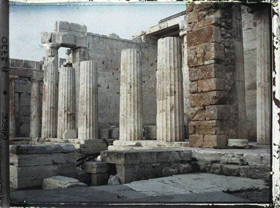 RECORD DATE NOT STATED Athens, Greece on the Acropolis, the propyls of Mnesicles, (on the left, at the bottom, wall of the Pinacoteque) , 1913 - Balkans, Italy - Jean Brunhes and Auguste LÃ on - (September - October 23) (French - ï»¿Athenes , Grece Sur l Acropole , les PropylÃ es de Mnesicles , ( Ã gauche , au fond , mur de la Pinacotheque )). Museum, archaeological vestige, public civil architecture, column, painting, Greco-Roman polytheism, Antiquity, religious architecture, Habitat , Architecture , Art , Religion, Greece, Athens, the Propylea and the Pinacoteque Copyright: xpiemagsx AKahnlpie020223-4343 !ACHTUNG AUFNAHMEDATUM GESCHÄTZT!