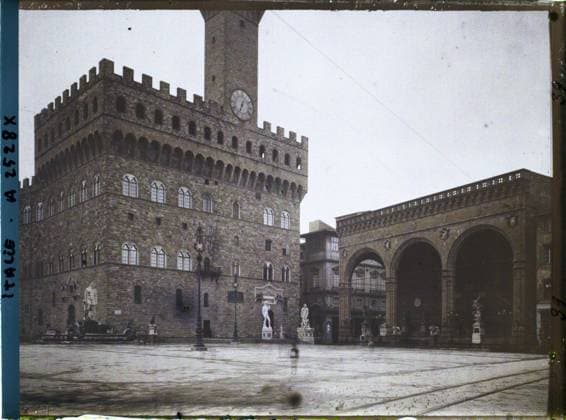 RECORD DATE NOT STATED Florence, Italie Le Palazzo Vecchio and the Loggia dei Lanzi , 1913 - Balkans, Italy - Jean Brunhes and Auguste LÃ on - (September - October 23) (French - ï»¿Florence , Italie Le Palazzo Vecchio et la Loggia dei Lanzi). Statue, tower, clock, sculpture, public civil architecture, administration, fortified architecture, arc , arcade , arceau, place, renaissance, Art, Habitat , Architecture, Company, Italie, Florence, Piazza della Signoria Copyright: xpiemagsx AKahnlpie020223-15917 !ACHTUNG AUFNAHMEDATUM GESCHÄTZT!