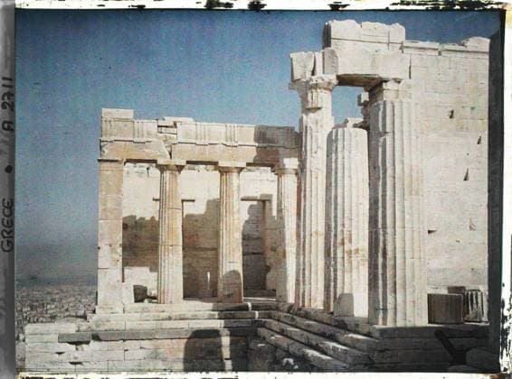 RECORD DATE NOT STATED Athens, Greece on the Acropolis, the Pinacoteque (in the background) and the propyls of Mnesicles (in the foreground). In the distance, the city. , 1913 - Balkans, Italy - Jean Brunhes and Auguste LÃ on - (September - October 23) (French - ï»¿Athenes , Grece Sur l Acropole , la Pinacotheque ( Ã l arriere plan ) et les PropylÃ es de Mnesicles ( au premier plan ). Au loin , la ville.). Museum, archaeological vestige, exists in high definition, public civil architecture, column, painting, antiquity, religious architecture, Habitat , Architecture , HD , Art, Greece, Athens, Pinacoteque and the left part of the Propylaeus columns Copyright: xpiemagsx AKahnlpie020223-4342 !ACHTUNG AUFNAHMEDATUM GESCHÄTZT!