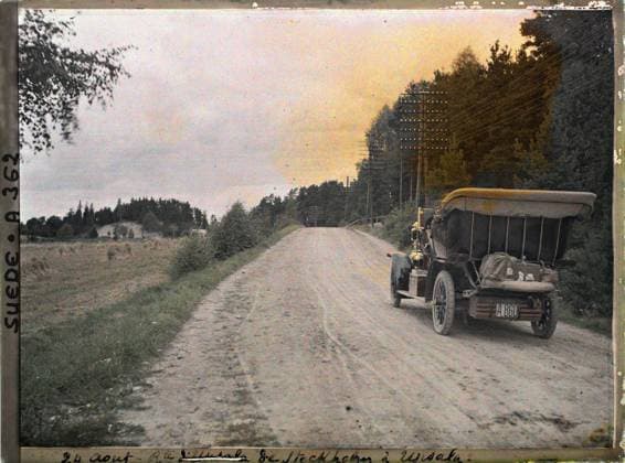 RECORD DATE NOT STATED Between Stockholm and Uppsala, Sweden The operators car between Stockholm and Uppsala , 1910 - Voyage of Albert Kahn and Auguste LÃ on in Scandinavia - (August 9 - September 14) (French - ï»¿Entre Stockholm et Uppsala , Suede La voiture des opÃ rateurs entre Stockholm et Uppsala). Car transport, car, luggage, hay, exists in high definition, photographer, Transport , HD, August 24. RTE D Upsala BiffÃ from Stockholm to Upsala Route de Stockholm in Upsala Copyright: xpiemagsx AKahnlpie020223-5122 !ACHTUNG AUFNAHMEDATUM GESCHÄTZT!