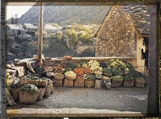 RECORD DATE NOT STATED Mostar, Bosnia and Herzegovina Vegetable Marchand at the entrance to the bridge of Mostar , 1912 - Balkans, Italy - Jean Brunhes and Auguste LÃ on - (October 13 - 27) (French - ï»¿Mostar , Bosnie-HerzÃ govine Marchand de lÃ gumes Ã l entrÃ e du pont de Mostar ). Itinerant trade, food, exists in high definition, vegetable, fruit, window , display, men, Economic activity, daily life, HD, human beings, Bosnia, Mostar, vegetable merchant at the entrance to the bridge Copyright: xpiemagsx AKahnlpie020223-6393 !ACHTUNG AUFNAHMEDATUM GESCHÄTZT!