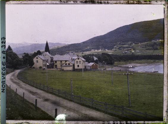 RECORD DATE NOT STATED Voss, Norway seen from the village , 1910 - Voyage of Albert Kahn and Auguste LÃ on in Scandinavia - (August 9 - September 14) (French - ï»¿Voss , Norvege Vue du village). Landscape, electrical installation, valley, road, exists in high definition, rural architecture, agglomeration panorama, Nature , Environment, HD, Habitat , Architecture, Voss Copyright: xpiemagsx AKahnlpie020223-15870 !ACHTUNG AUFNAHMEDATUM GESCHÄTZT!