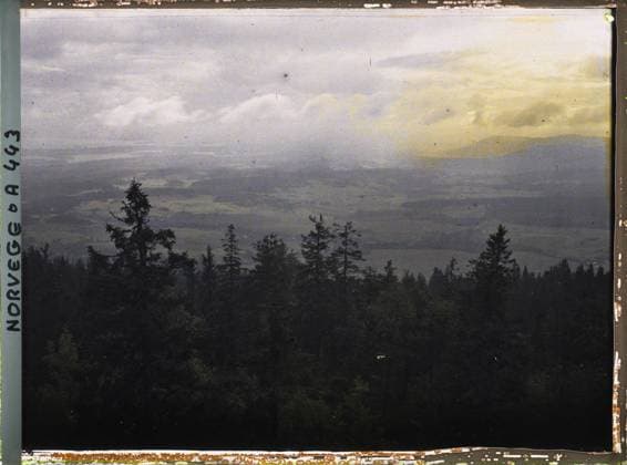 RECORD DATE NOT STATED Voksenkollen, Norway Panorama seen from the Volksenkollen summit , 1910 - Voyage of Albert Kahn and Auguste LÃ on in Scandinavia - (August 9 - September 14) (French - ï»¿Voksenkollen , Norvege Panorama vu depuis le sommet du Volksenkollen). Landscape, conifer, valley, forest , wood, exists in high definition, Nature , Environment, HD, Voxkollen Copyright: xpiemagsx AKahnlpie020223-15951 !ACHTUNG AUFNAHMEDATUM GESCHÄTZT!