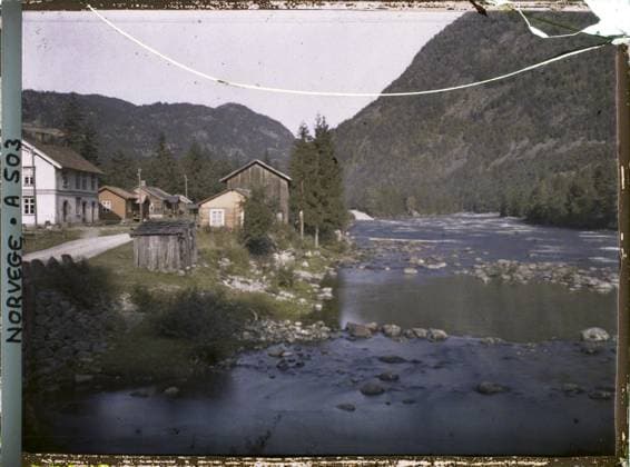RECORD DATE NOT STATED Dalen, Norway Habitations on the edge of a watercourse , 1910 - Voyage of Albert Kahn and Auguste LÃ on in Scandinavia - (August 9 - September 14) (French - ï»¿Dalen , Norvege habitations au bord d un cours d eau). Landscape, Mont , Mountain, Forest , Wood, exists in high definition, river, rural architecture, housing, hydrography, Nature , Environment, HD, Habitat , Architecture, PROCE DALL, Prefer Palen Copyright: xpiemagsx AKahnlpie020223-16010 !ACHTUNG AUFNAHMEDATUM GESCHÄTZT!