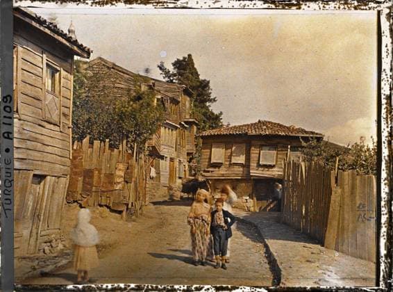 RECORD DATE NOT STATED Constantinople (current Istanbul), Turkey of children in front of wooden houses in the Pera (current Beyoglu) district , 1912 - Turkey - StÃ phane Passet - (September) (French - ï»¿Constantinople ( actuelle Istanbul ) , Turquie Des enfants devant des maisons en bois dans le quartier de Pera ( actuel Beyoglu )). Child, home, street , neighborhood, Human beings, Habitat , Architecture, Turkey, Constantinople, a district of PÃ ra Copyright: xpiemagsx AKahnlpie020223-4952 !ACHTUNG AUFNAHMEDATUM GESCHÄTZT!